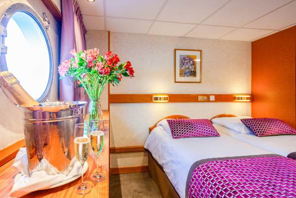 CroisiEurope MS La Belle de Cadix Main Deck 2 Adjustable Twin Beds CAT C ©Alberto Dastis.jpg